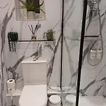 - Sleeps 3 - Garden - Pet Friendly *
