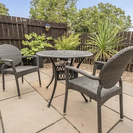 - Sleeps 3 - Garden - Pet Friendly *