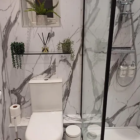 - Sleeps 3 - Garden - Pet Friendly *